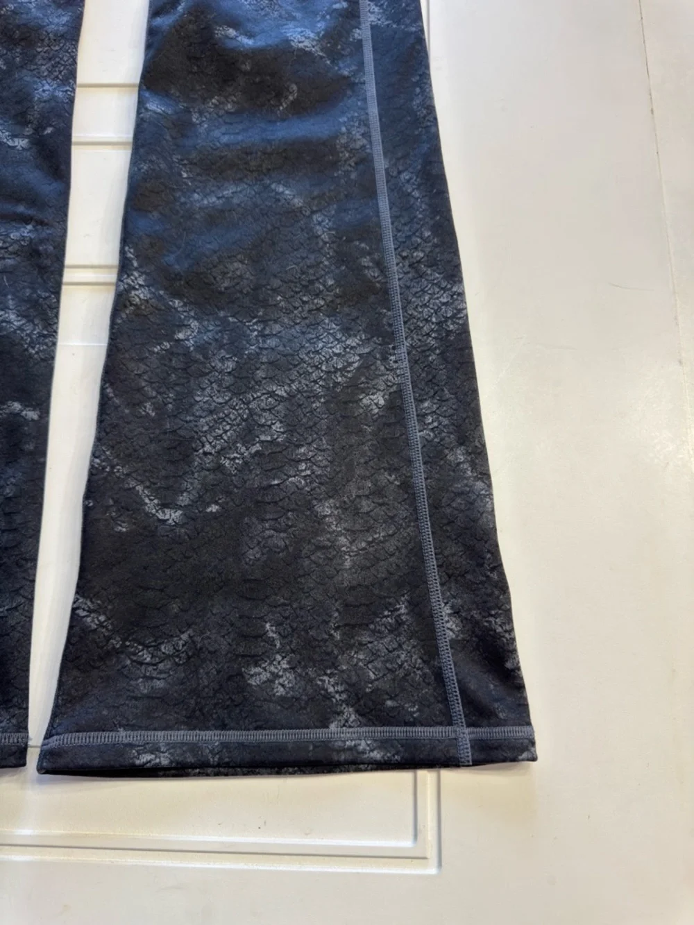 Fabletics Wmns Sz S Short Gray Snakeskin Print Flare Yoga Pants Leggings Pocket - Picture 2 of 6